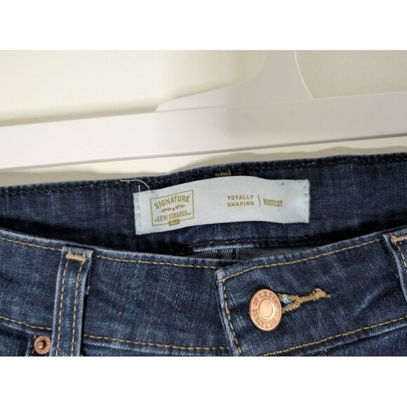 Levi's Signature Totally Shaping Boot Cut Jeans Size 34x32 Slimming Mid Rise - Picture 3 of 5